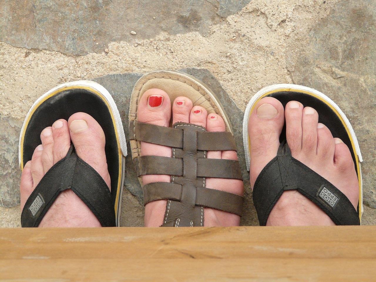 Avec quels vêtements porter des sandales plates ?