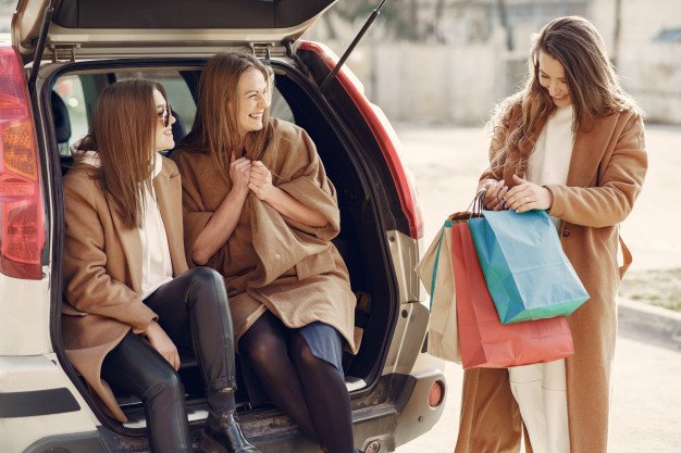 Allier style avec des baskets customisées, et des bijoux personnalisés !