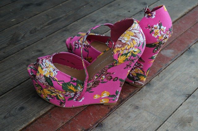 Chaussures compensées : comment les porter ?