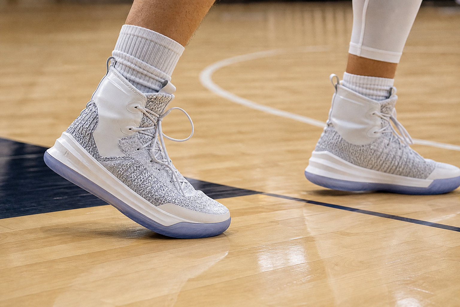 Joueur de basketball chaussant des baskets montantes sur un terrain intérieur