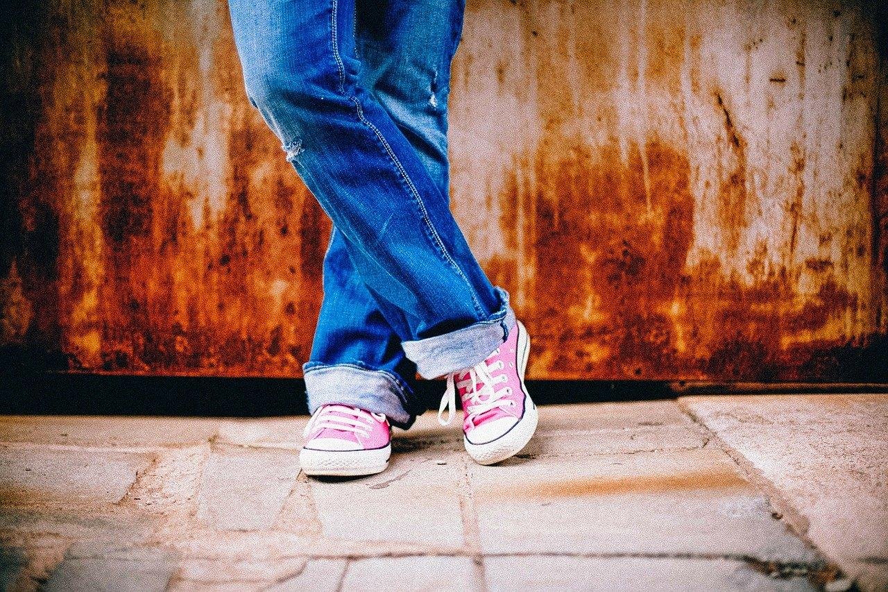 Quel look vestimentaire arborer avec des converses ?